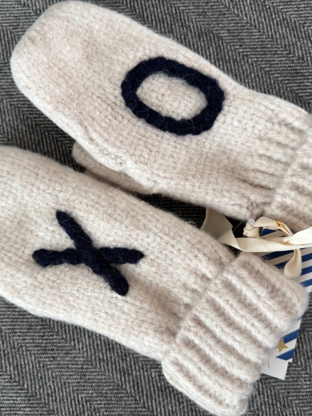 NWT, MERSEA, DARLING, “XO” PLUSH FLEECE LINED KNIT MITTENS